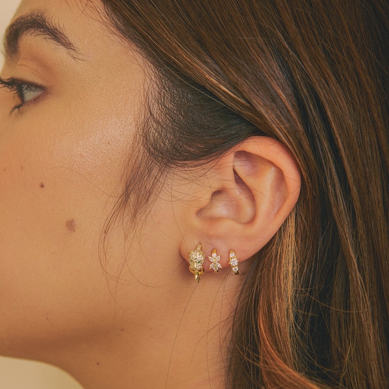 Boucle d’oreille ROSITA OR anneau en argent 925 plaqué or 18k avec fleur de zirconias blanches – it’s MIEL