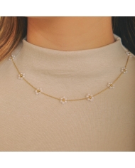 Collier en acier plaqué or avec fleurs blanches de 8,5 mm – it’s MIEL