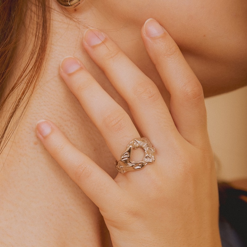 Anillo AMORO ACERO de acero inoxidable con diseño irregular resistente al agua