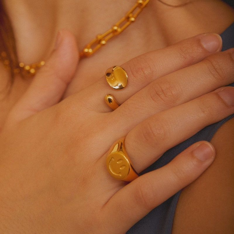 Anillo MARIANA ORO de acero inoxidable con baño de oro de 18k diseño grueso y minimalista