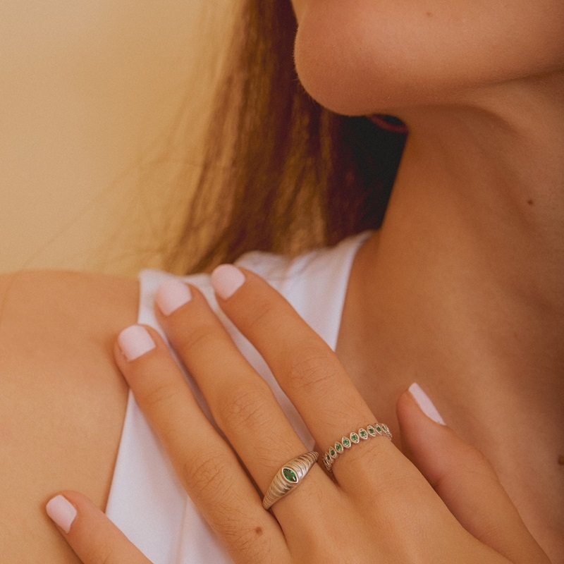 Anillo NILU PLATA en plata de ley 925 con circonitas verdes