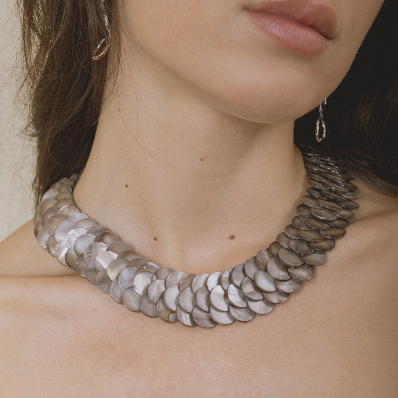 Collier FORTUNA en nacre grise, design circulaire fait main – it's MIEL