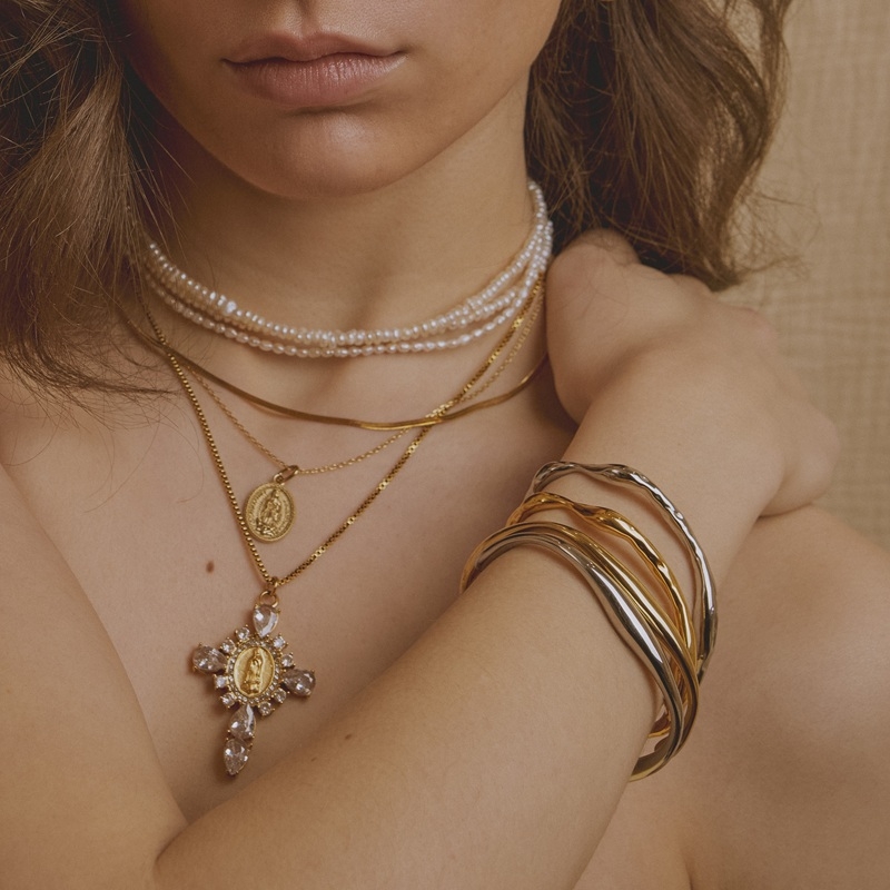 GEISHA rigid gold-plated stainless steel bracelet with minimalist irregular design