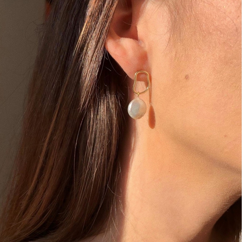 Pendientes con perla natural en acero bañado en oro – CAPRI ORO – it’s MIEL