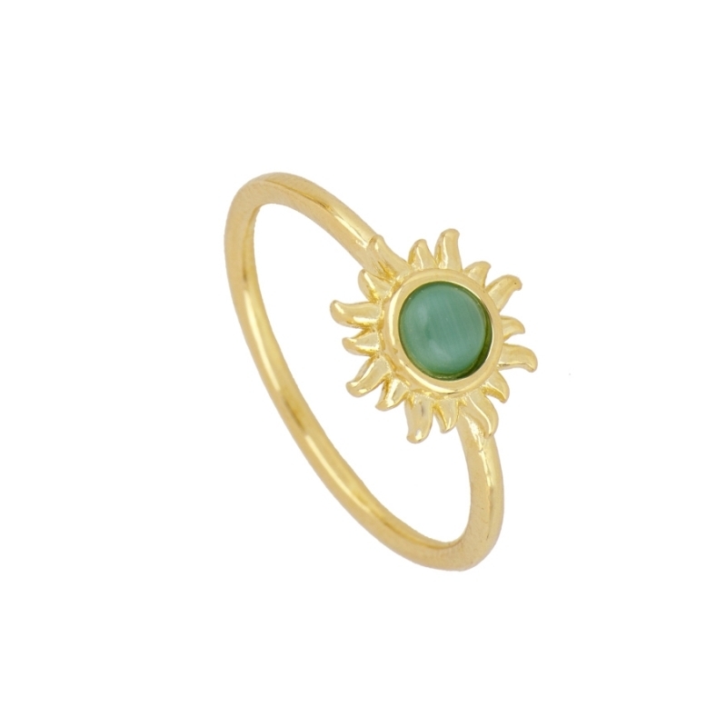 Anillo Soleinas bañado en oro 18k con diseño de sol y piedra ópalo verde