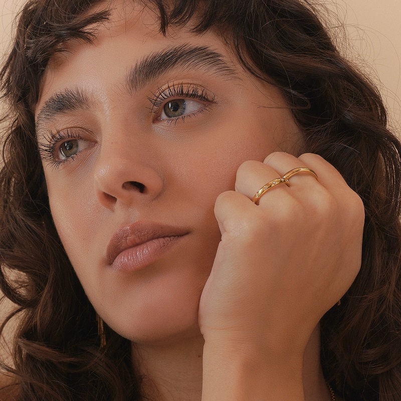 Bague MUNDA or en acier inoxydable avec placage or 18k et zircons blancs en forme d’étoiles